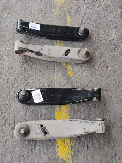 Bandejas de suspensión nuevas y viejas sobre la línea amarilla del taller