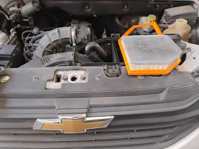 Chevrolet N400 con el capó abierto en el taller