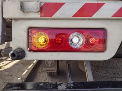 Focos traseros de una camioneta en reparación en el taller