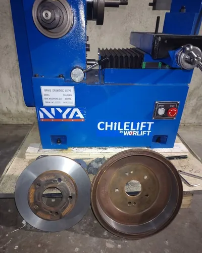 Rectificadora de discos y tambores de freno en el taller, con un disco y un tambor rectificados