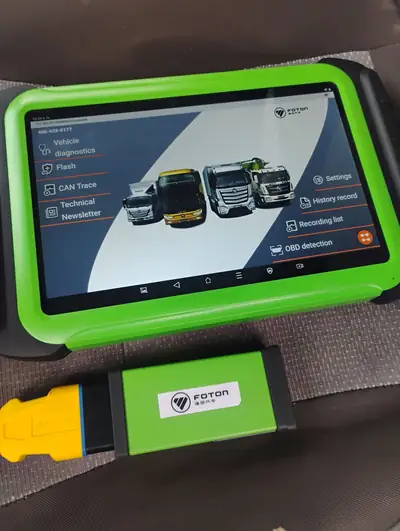 Scanner de diagnóstico Foton con su interfaz OBD, usado en el taller