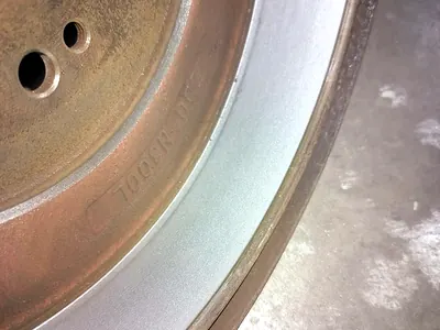 Pista interior de un tambor de freno recién rectificada, lisa y pareja